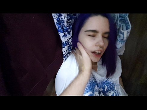 ❤️ Хоҳарамро дар ҷевон ёфт ва ба ӯ кӯмак кард ❌ Суперпорно дар мо ❌